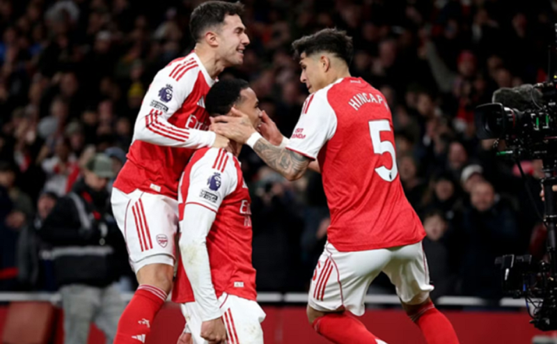 hincapie-am-tham-toa-sang-nen-tang-cho-chien-thang-huy-diet-cua-arsenal